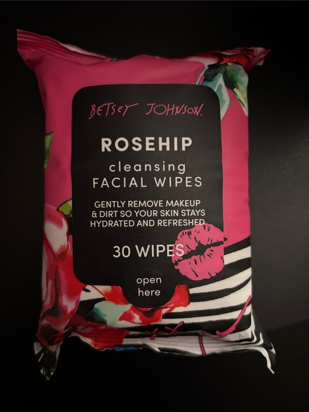 Betsey Johnson Rosehip Cleansing Facial Wipes - Bright Pink Pack